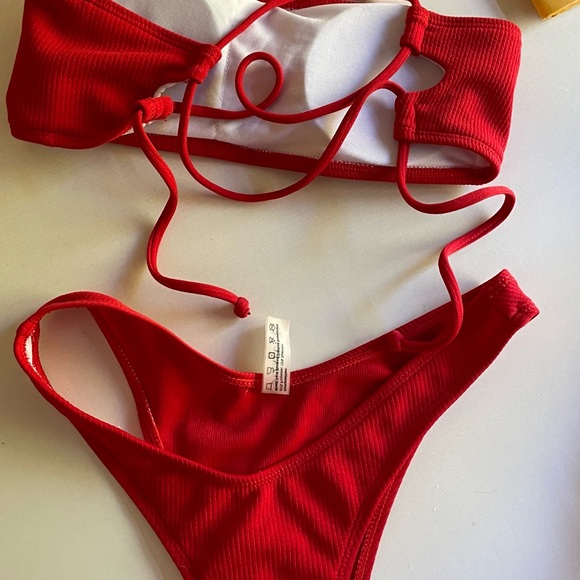 Red bikini - Picture 3 of 5